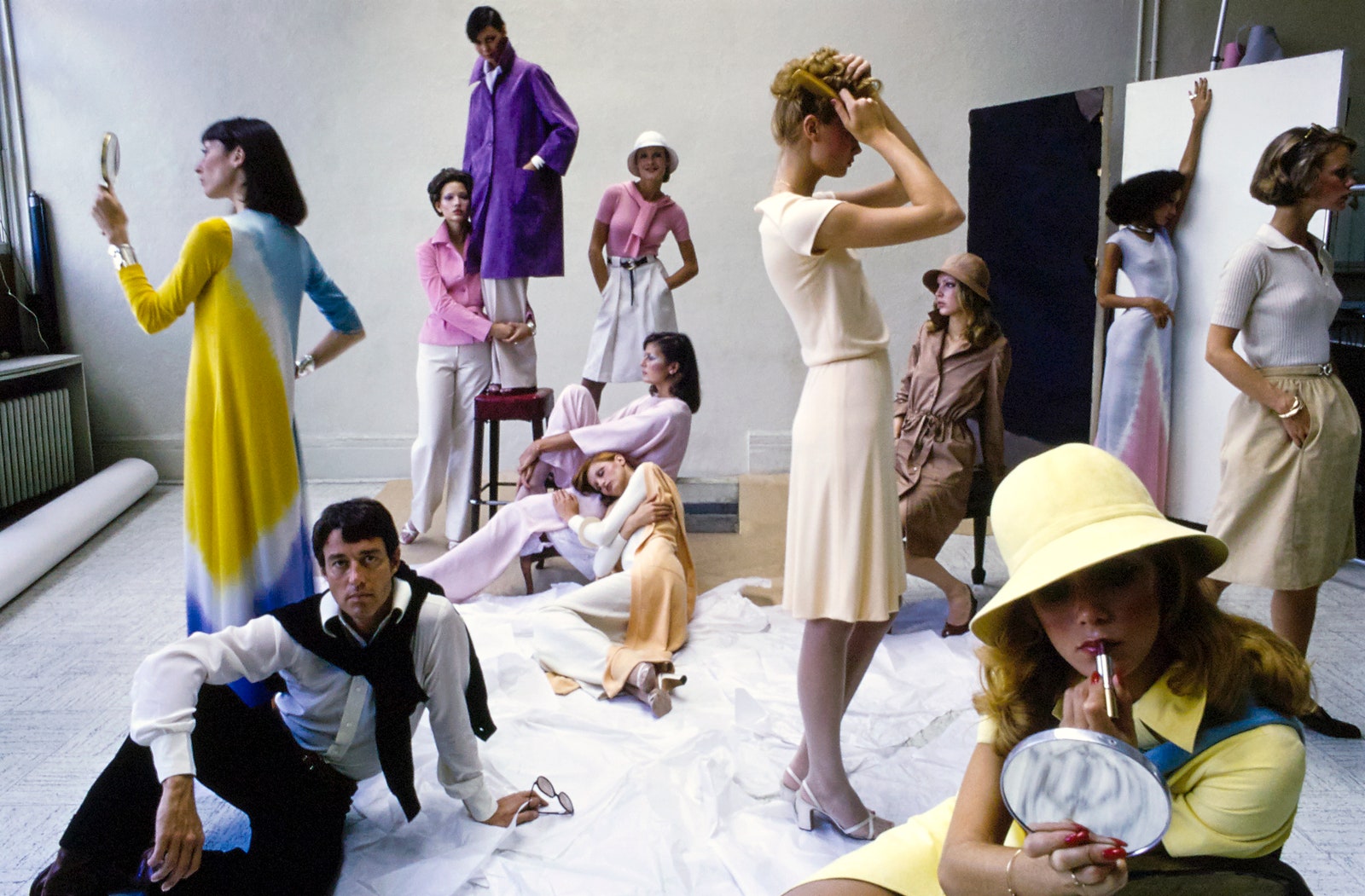 Halston hay chụp ảnh và xuất hiện chung cùng nhiều người đẹp, ăn mặc gợi cảm. Ảnh: Vogue.