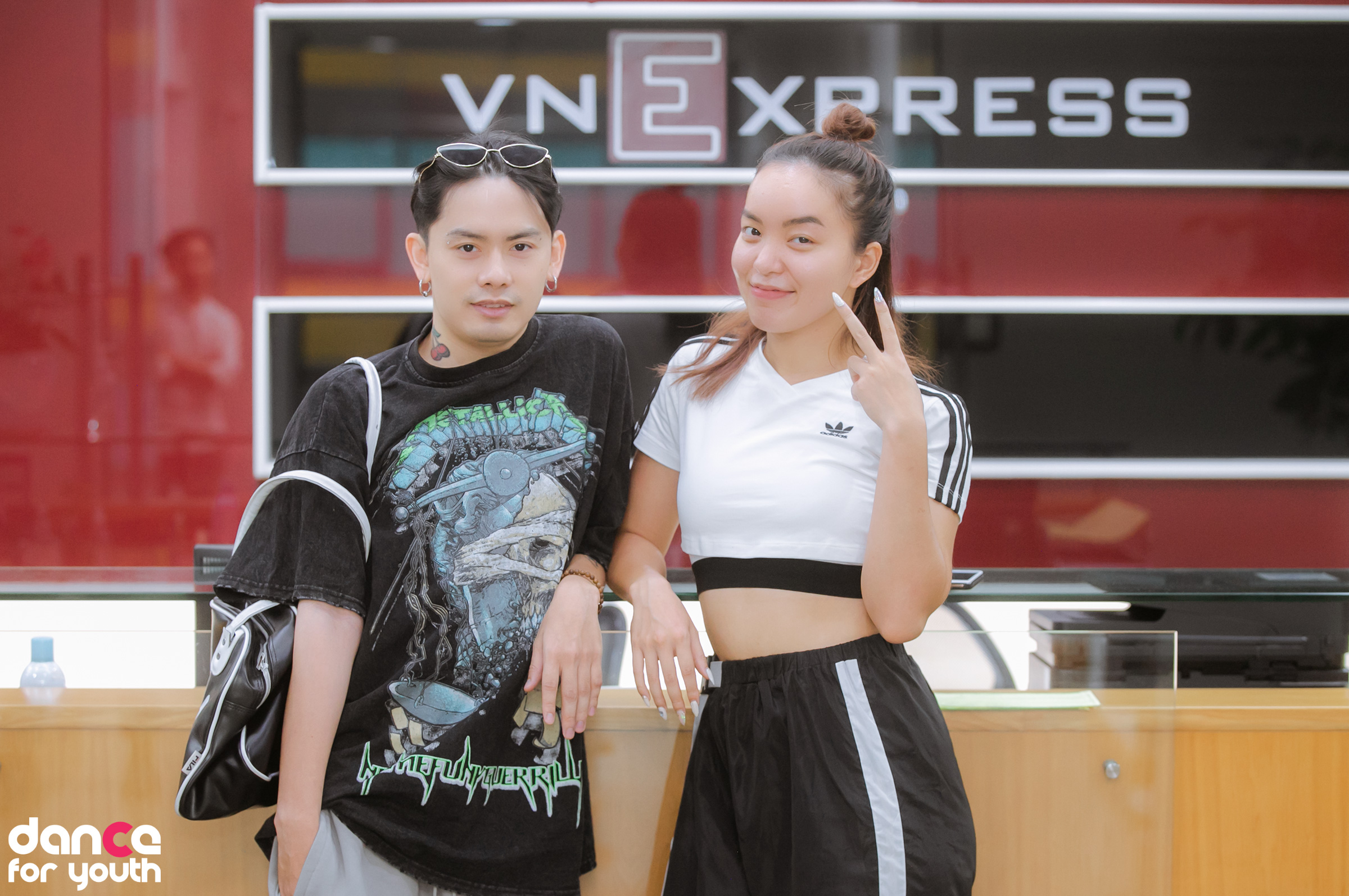 Đức Việt và Anh Phương, thành viên của Hanoi X-Girls, tham gia chương trình livestream của Dance For Youth.