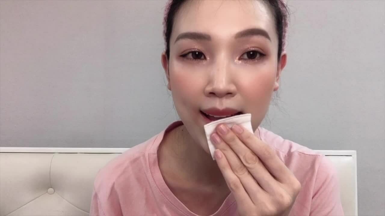 Phí Thùy Linh hướng dẫn cách làm sạch sâu da mặt