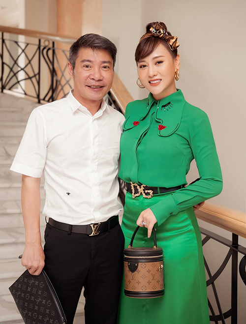 Nghệ sĩ Công Lý và Phương Oanh ở buổi họp báo ra mắt phim Hương vị tình thân hồi tháng 3. Ảnh: Facebook Đỗ Phương Oanh.