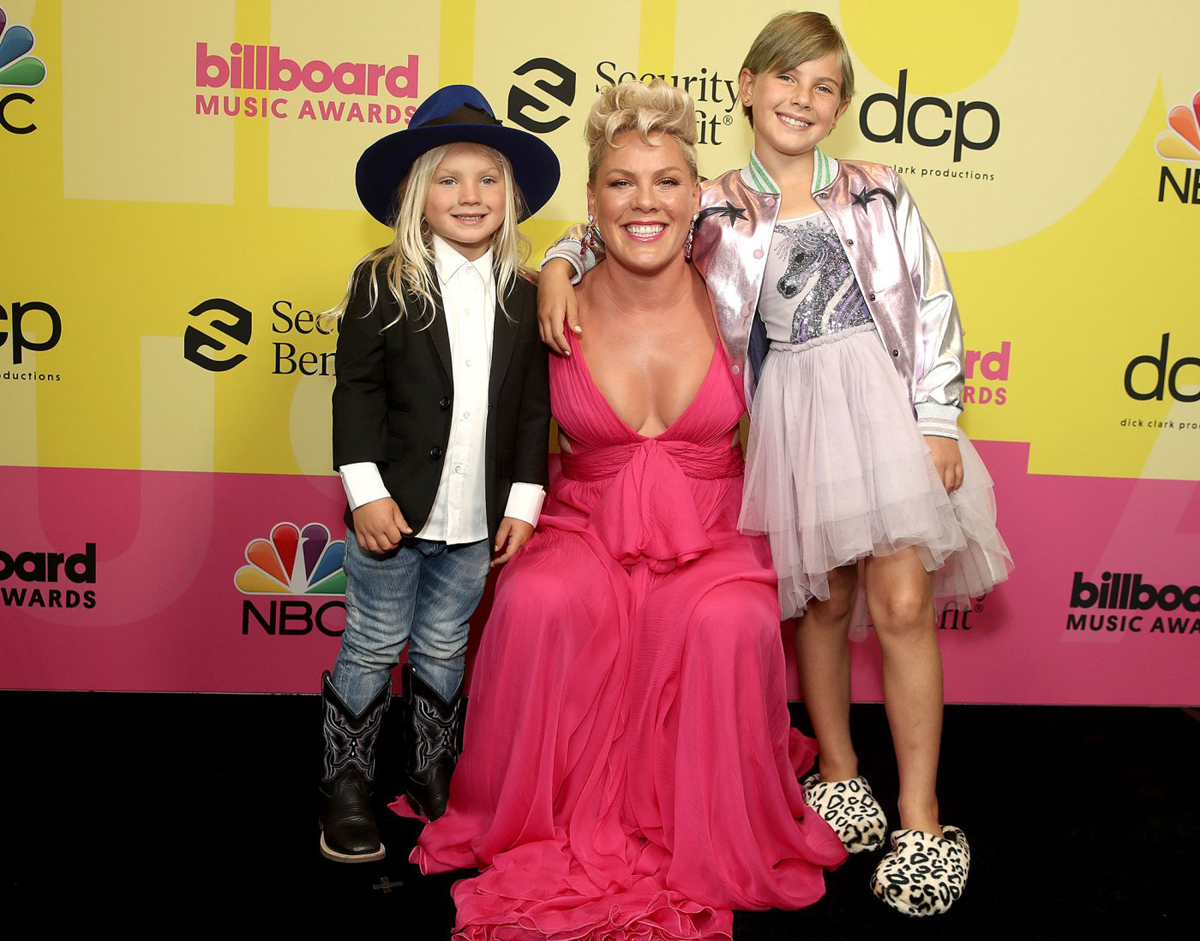 Pink và chồng Carey Hart có hai con, Willow (chín tuổi) và bé trai Jameson (bốn tuổi). Cả hai cùng mẹ đến dự lễ trao giải Billboard Music Awards 2021. Ảnh: NBC.